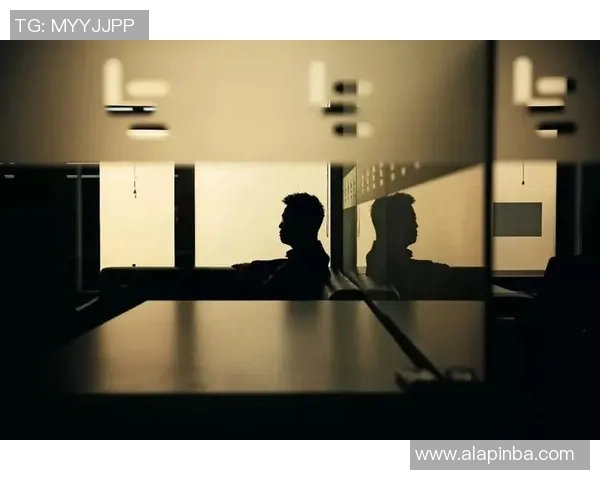 足球巨星人生跌宕起伏从巅峰到低谷的心路历程 足球巨星人生跌宕起伏从巅峰到低谷的心路历程