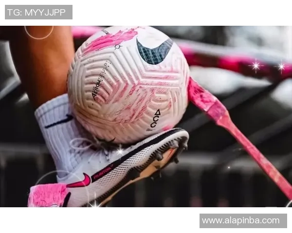 足球明星挑战篮球场 用脚踢进篮球框的惊人瞬间引发热议