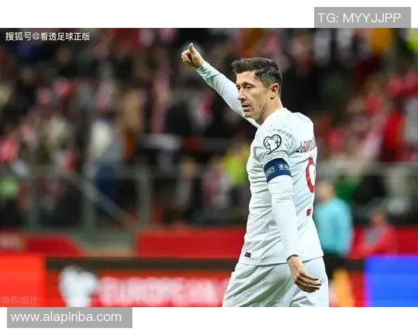 足球明星莱万妻子是谁 揭开这位神秘女子的背后故事