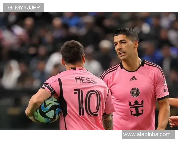 足球球星正面蹲下瞬间捕捉展现力量与专注的完美时刻 足球球星正面蹲下瞬间捕捉展现力量与专注的完美时刻