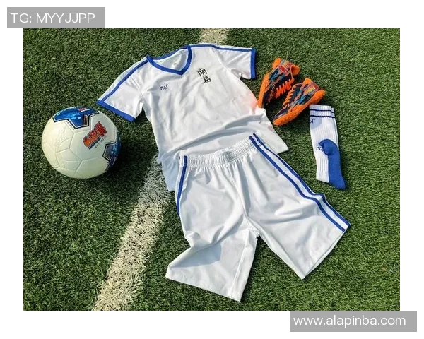 足球球星项链情侣款：展现爱情与运动激情的完美结合